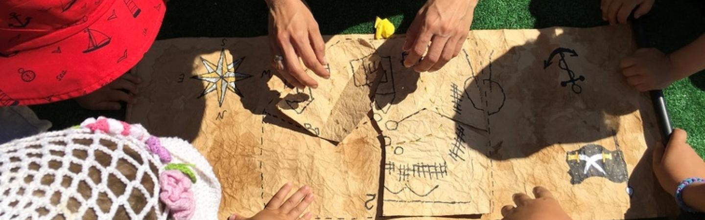 Enfants collaborant autour d'une carte au trésor 